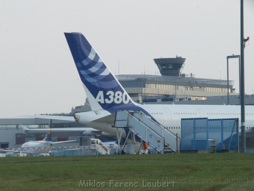 Warten auf den Airbus 380 Koeln Bonn P367.JPG